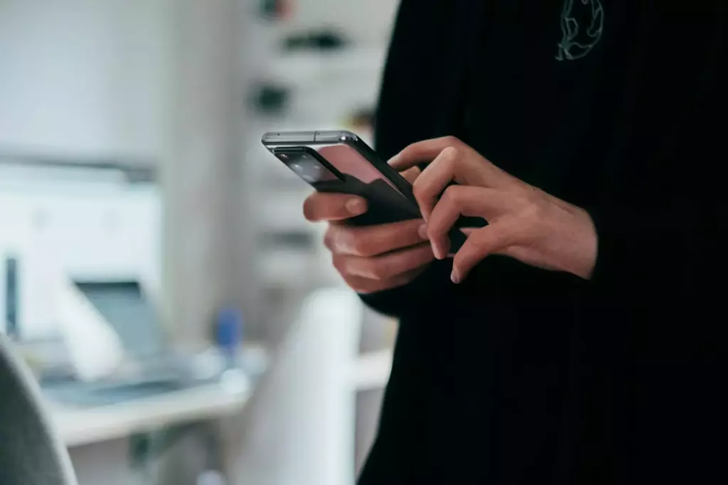Personne qui consulte son téléphone