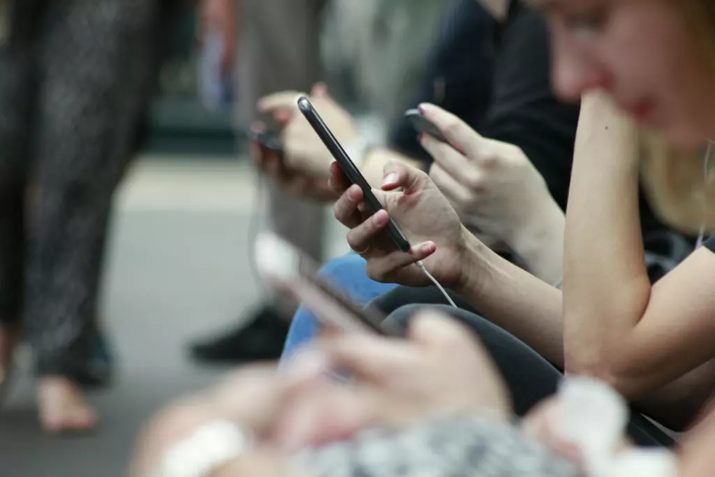 Plusieurs personnes consultent leur téléphone